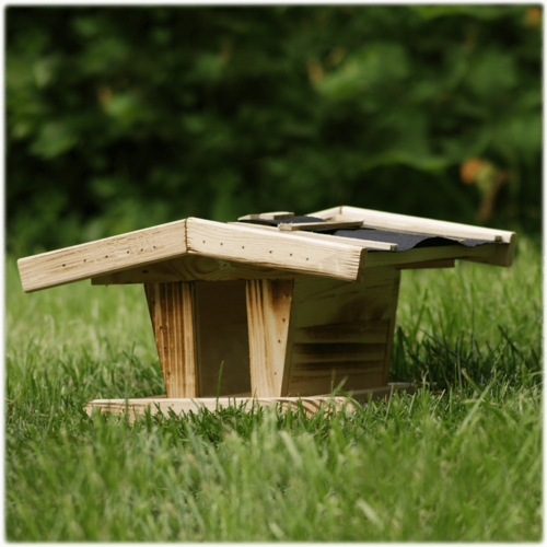 Хранилка за птици с изолиран покрив