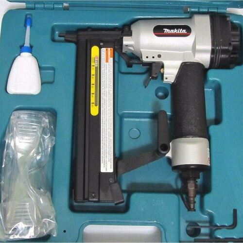 Пневматичен такер Makita AT638 за кламери 15 - 38 мм