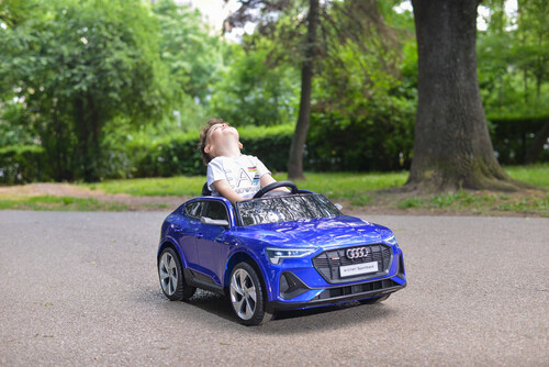Детски акумулаторен джип Audi Sportback 108x60x47 см