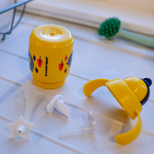 SUPERSTAR НЕРАЗЛИВАЩА СЕ ЧАША СЪС СЛАМКА  дръжки 300мл 6м+ жълт