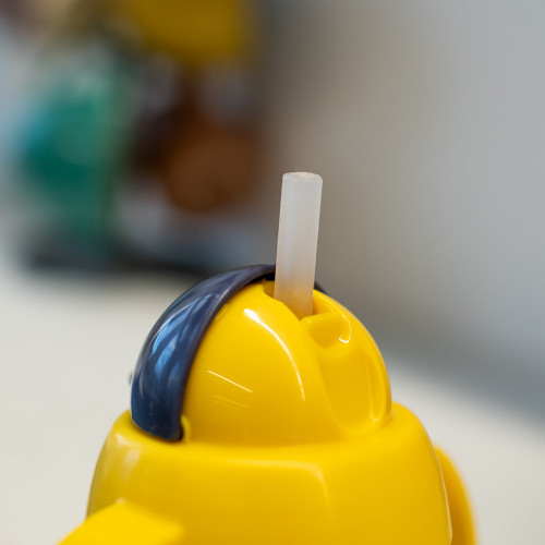 SUPERSTAR НЕРАЗЛИВАЩА СЕ ЧАША СЪС СЛАМКА  дръжки 300мл 6м+ жълт